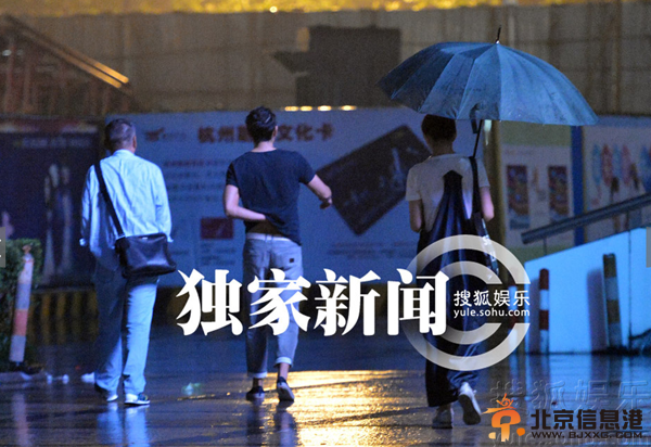 曝殷桃李光洁话剧擦出火花 搂抱去剧院恋情曝光(组图)