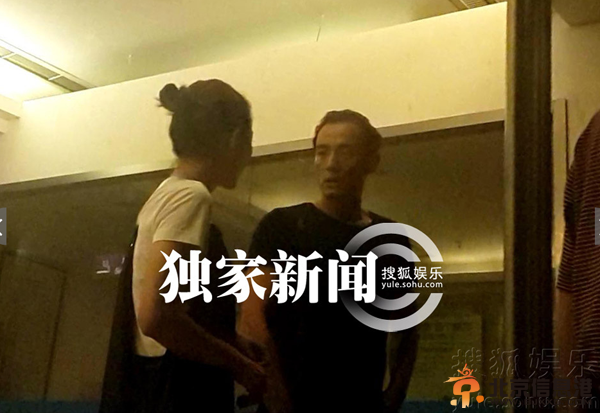 曝殷桃李光洁话剧擦出火花 搂抱去剧院恋情曝光(组图)