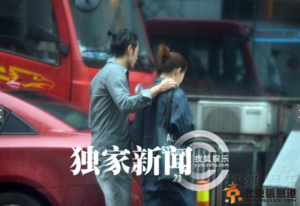 曝殷桃李光洁话剧擦出火花 搂抱去剧院恋情曝光(组图)