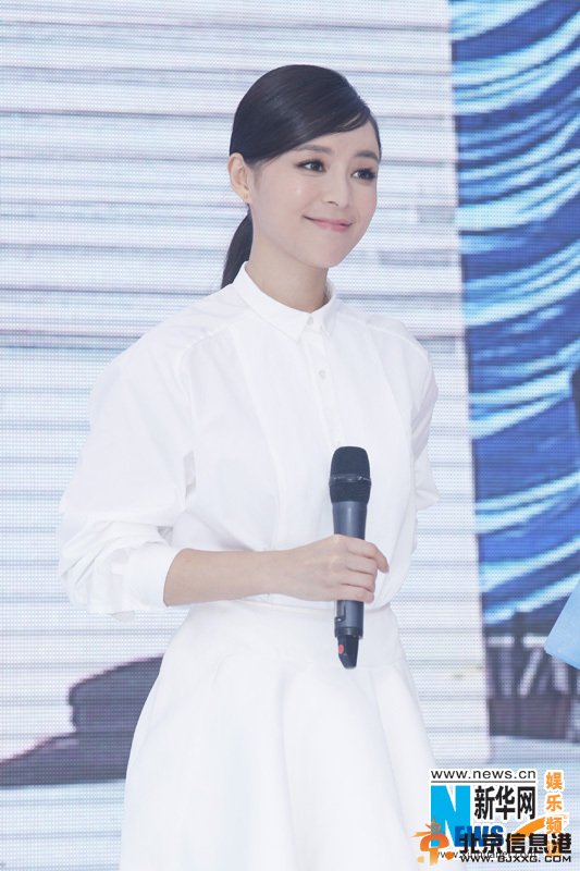 张静初优雅白裙现身武汉 雨中开嗓献唱花腰新娘