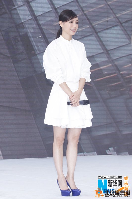 张静初优雅白裙现身武汉 雨中开嗓献唱花腰新娘