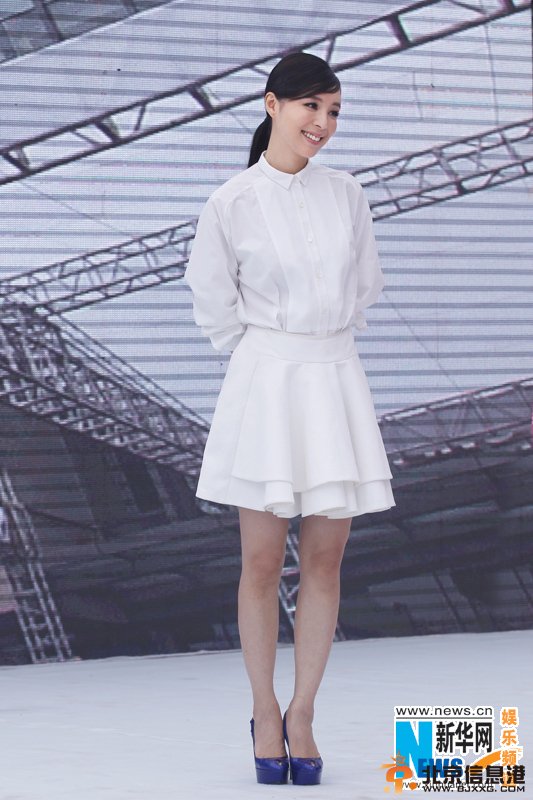 张静初优雅白裙现身武汉 雨中开嗓献唱花腰新娘