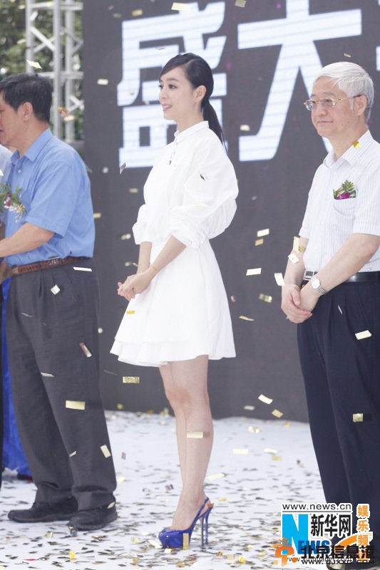 张静初优雅白裙现身武汉 雨中开嗓献唱花腰新娘