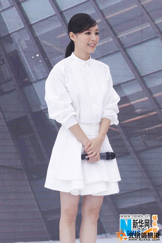 张静初优雅白裙现身武汉 雨中开嗓献唱花腰新娘