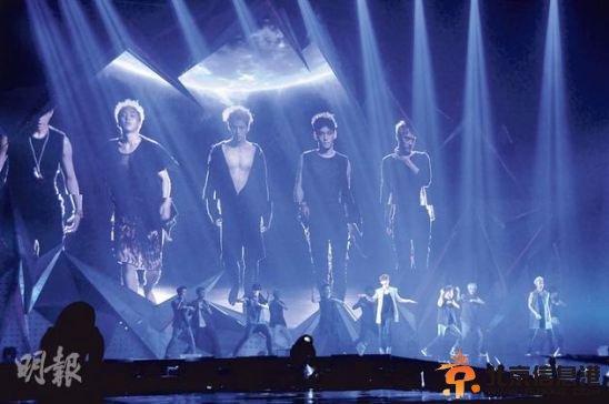 EXO香港演唱会秀肌肉 张艺兴卖萌鹿晗示爱(组图)