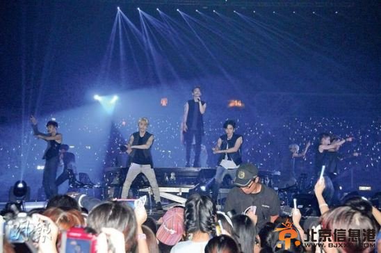 EXO香港演唱会秀肌肉 张艺兴卖萌鹿晗示爱(组图)