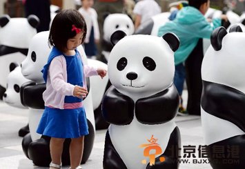上海百只“熊猫”霸占街头 萌态百出宣扬环保 