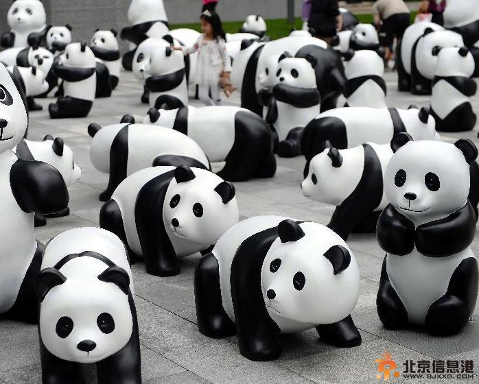 上海百只“熊猫”霸占街头 萌态百出宣扬环保 