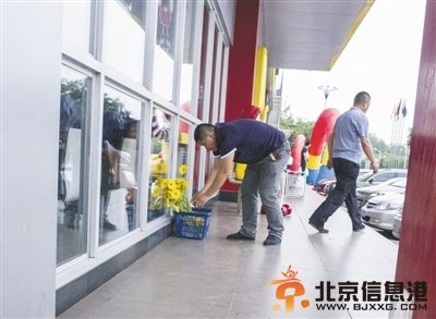 招远市民自发组织用鲜花表达对遇害者的缅怀