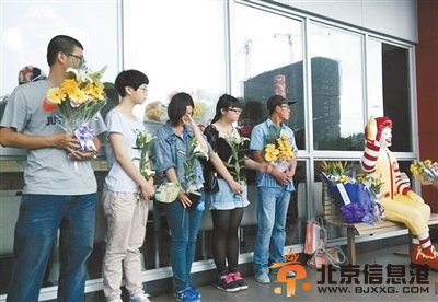 招远市民自发组织用鲜花表达对遇害者的缅怀