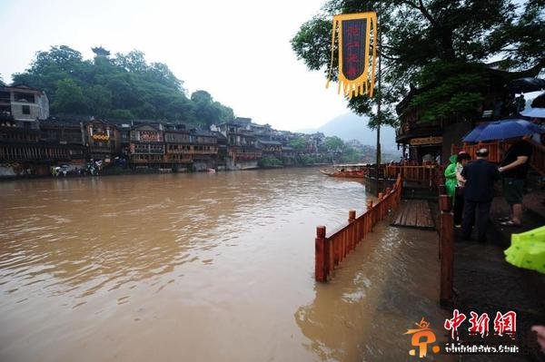 暴雨致凤凰古城内涝 游客洪水中留影