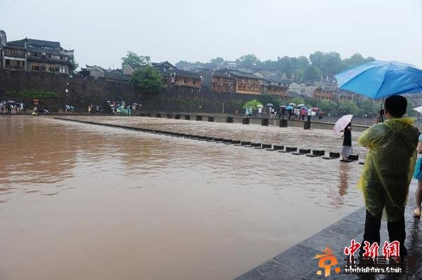 暴雨致凤凰古城内涝 游客洪水中留影