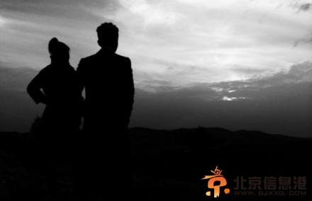 “石头哥”李晨发剪影合照有了新女友?