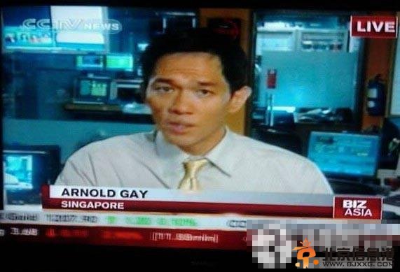 女主播播新闻时纽扣飞脱