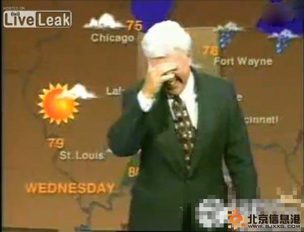 女主播播新闻时纽扣飞脱