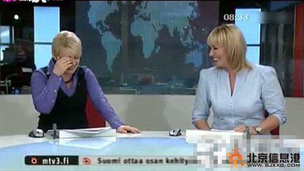 女主播播新闻时纽扣飞脱