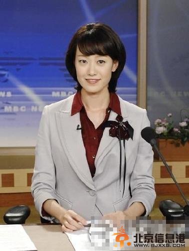 女主播播新闻时纽扣飞脱