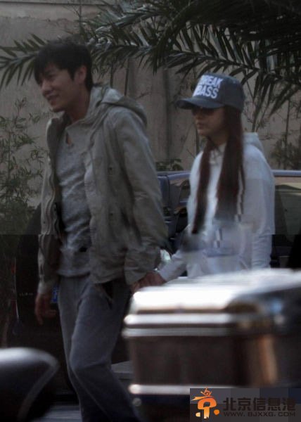 伊能静与秦昊十指紧扣 小鸟依人帮其理面容(图)