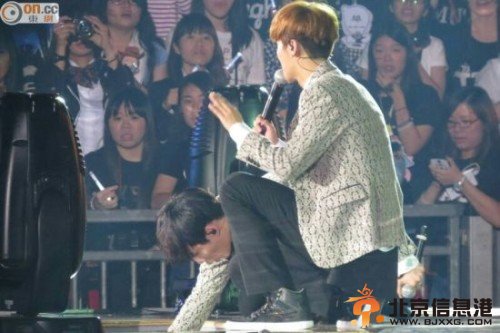 EXO香港开唱吴亦凡缺席 成员Tao意外坠台