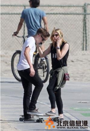 小贝长子情窦初开，与超杀女玩滑板