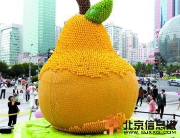 上海小黄鸭被拔 “热心”市民为大鸭梨削皮减压