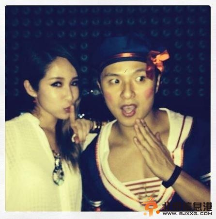 萧亚轩独自赴夜店 疑与柯震东情变