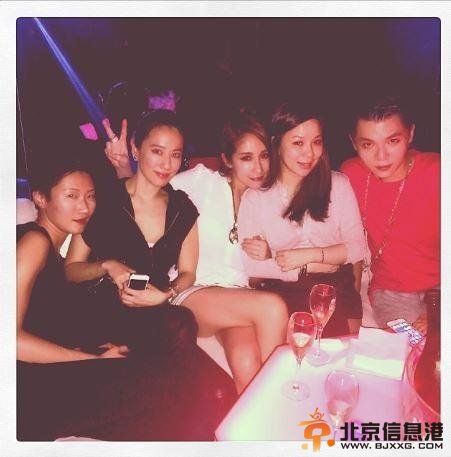 萧亚轩独自赴夜店 疑与柯震东情变