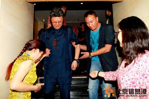 胡军为父庆八十大寿儿女送祝福和乐融融