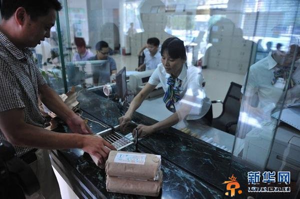 民工讨薪获300公斤硬币 清点1小时打两辆车运回