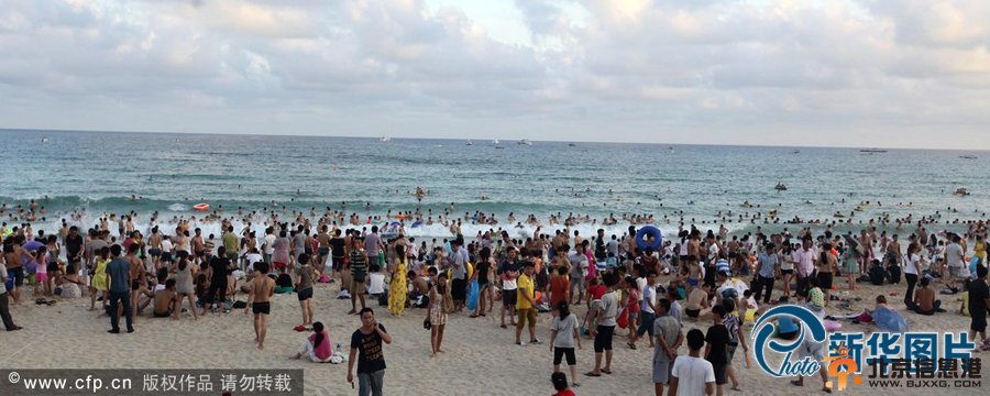 海南三亚上万游人挤爆海滩 习俗：海水洗身可祛除皮肤疾病