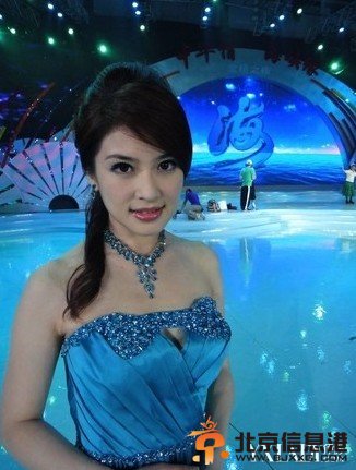 女主播播新闻时纽扣飞脱 现场不喊停被称专业