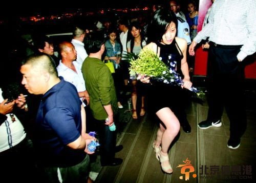 血案发生几天来，很多招远市民自发送来鲜花，悼念逝者。