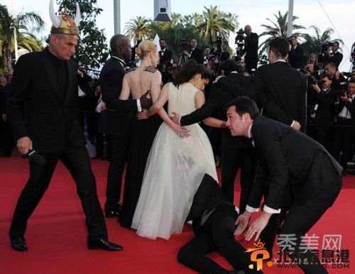 戛纳红毯事故频发：李菲儿抹胸滑落上身失守【组图】