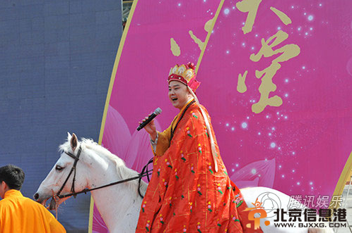 56岁“唐僧”徐少华近照曝光 骑白马当“主持”