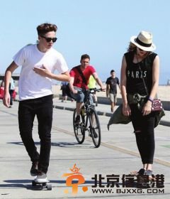 小贝长子与大2岁的女星“超杀女”恋爱