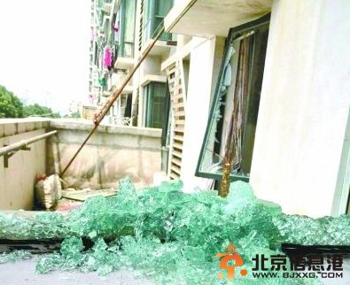 女子闻到天然气泄漏味道 点打火机找漏点引爆炸