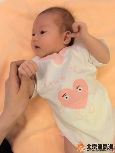 曾恺玹曝爱女萌照 女儿高鼻梁漂亮似妈妈