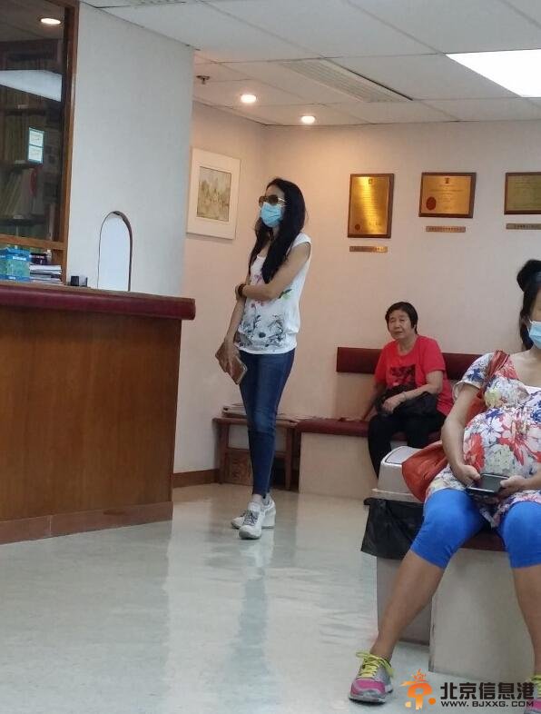 44岁莫文蔚现身妇科诊所频护小腹被疑意外有孕