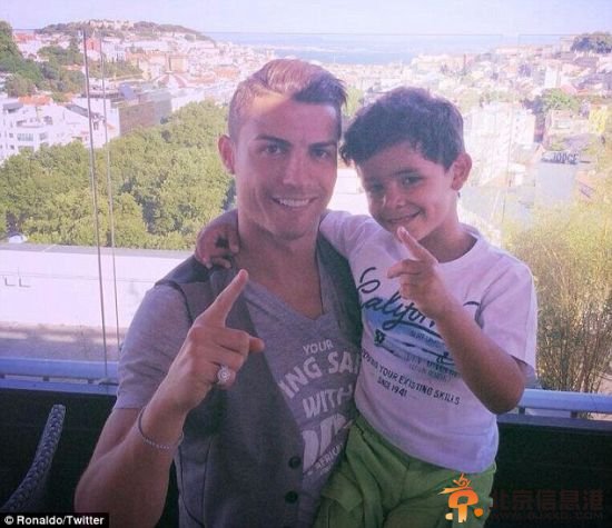 儿童节，C罗秀自己跟孩子的合影