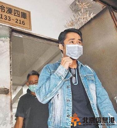 欢欢前夫两次赴灵堂祭悼与10岁幼女抱头痛哭