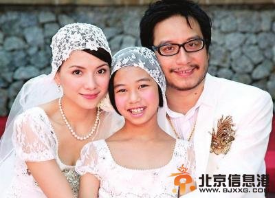 ▲李心洁、彭顺和彭顺前妻的女儿一起拍婚纱照