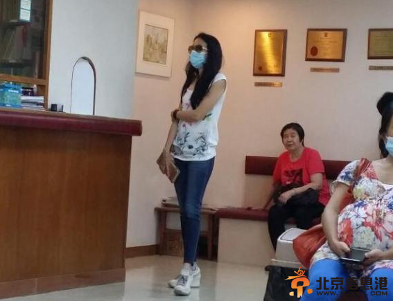 44岁莫文蔚疑怀孕 现身妇科诊所频护小腹