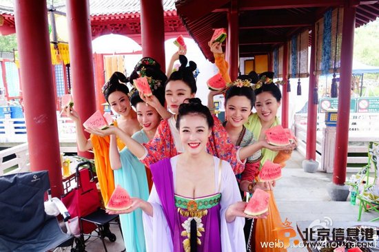 周海媚低胸裙狂挤西瓜奶 爆乳童颜惊四座