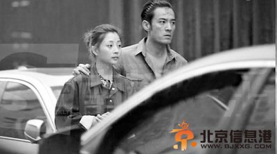 殷桃李光洁当街亲密相拥知情人：已同吃同住（图）