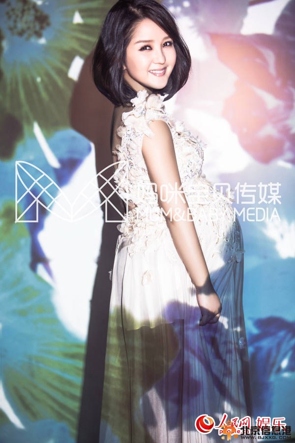 何洁孕期写真登杂志封面 获封最美孕妈