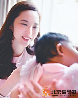 吴佩慈懒理小三风波 与男友为女办百日宴