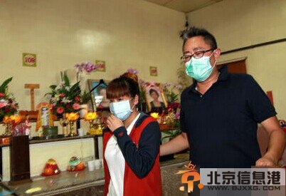 欢欢自杀前夫两次赴灵堂祭悼 与10岁幼女抱头痛哭