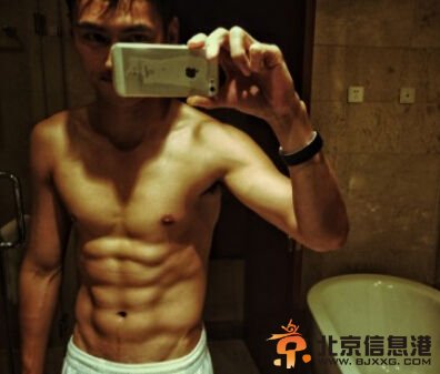 袁弘晒半裸照秀腹肌