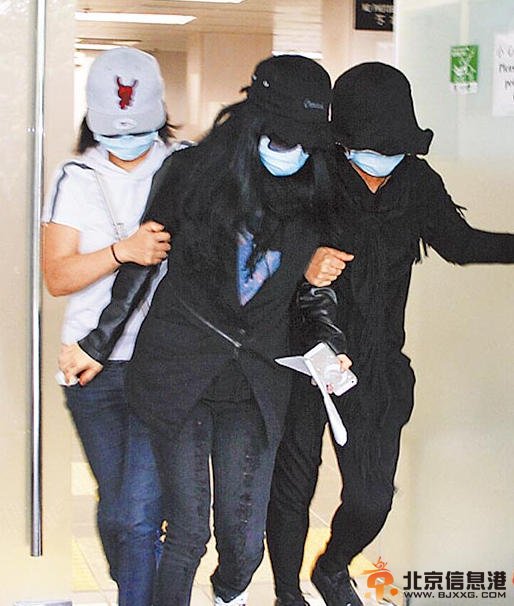 李悦彤疑似现身为父亲认尸 口罩遮面走路蹒跚