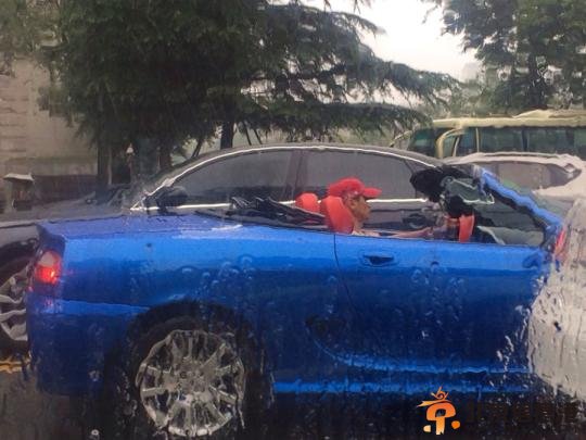 土豪雨中开敞篷车逗乐群众 敞篷坏了还是土豪世界咱不懂？